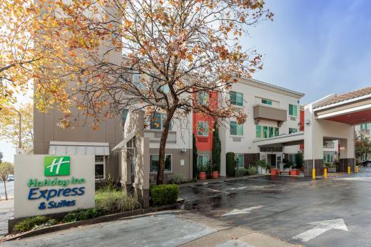 Holiday Inn Express Hotel & Suites